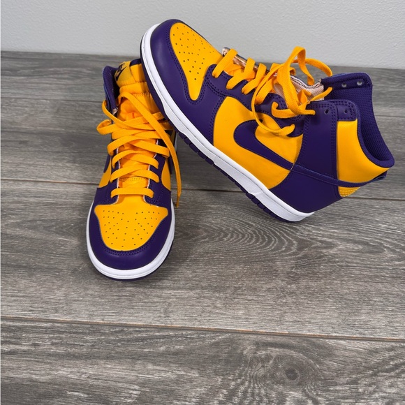 Lakers Dunks - Picture 2 of 6